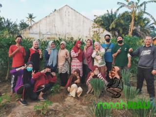 Tim Pengabdian Masyarakat Kukerta Universitas Riau Gotong royong bersama Ibu PKK